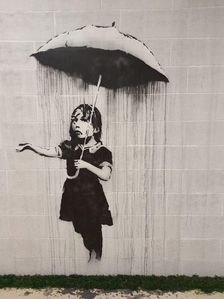 The Umbrella Girl von Banksy - Foto: GualdimG, Wikipedia